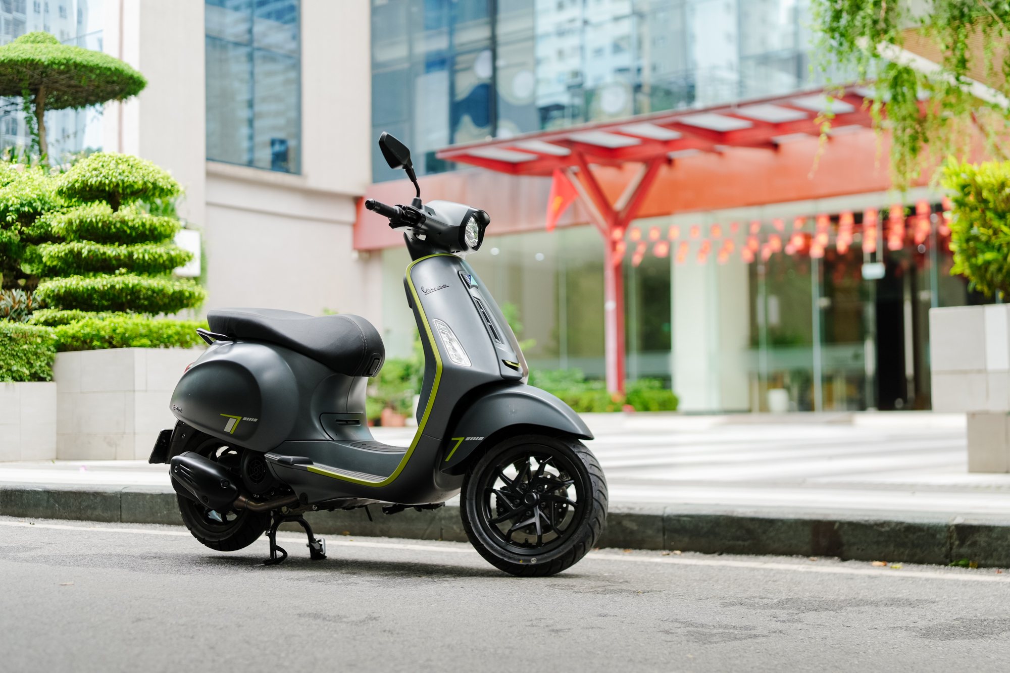 Vespa Sprint Tech 180cc giữa kh&ocirc;ng gian đ&ocirc; thị