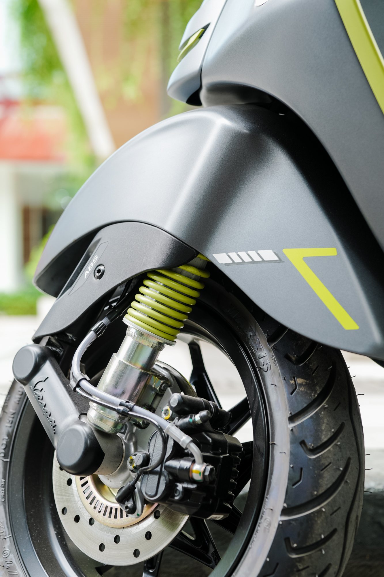 Phanh đĩa trước với c&ugrave;m phanh ABS v&agrave; phuộc l&ograve; xo lime