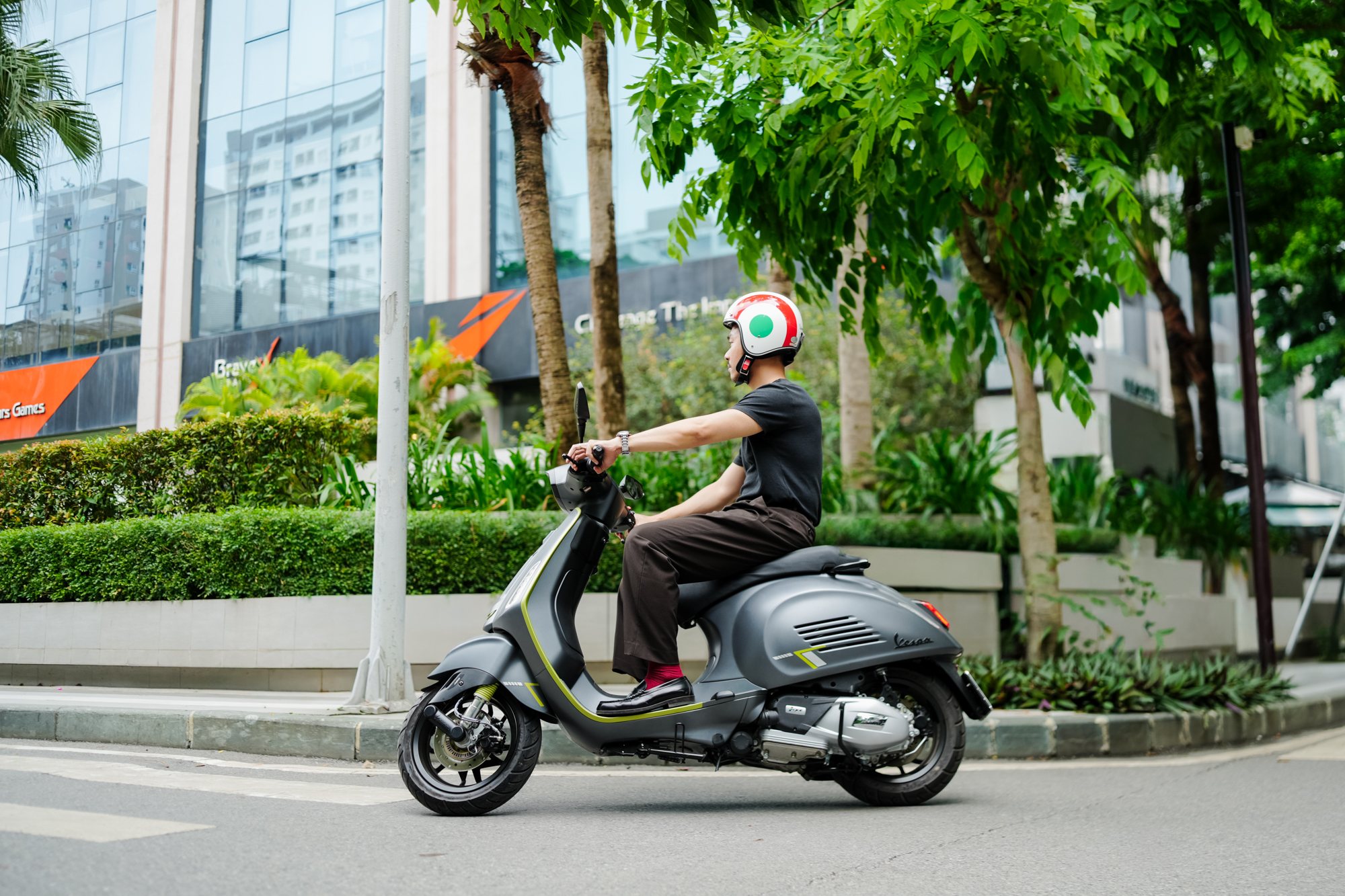 Vespa Sprint Tech 180cc lăn b&aacute;nh giữa phố