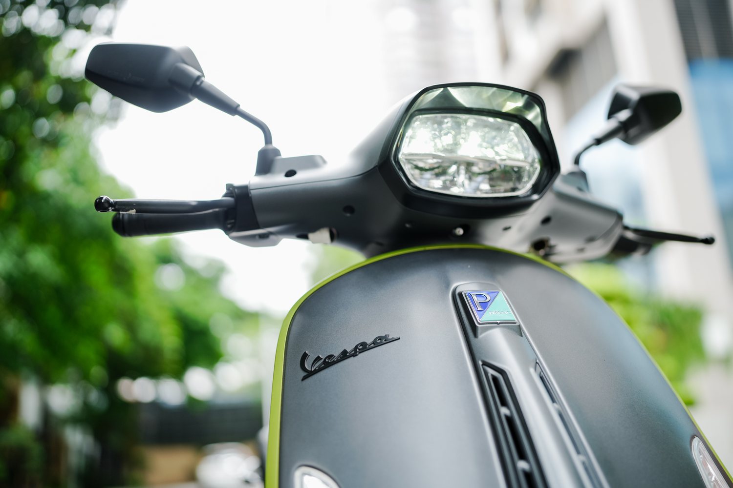 Cụm đ&egrave;n pha trước v&agrave; logo Vespa viết tay