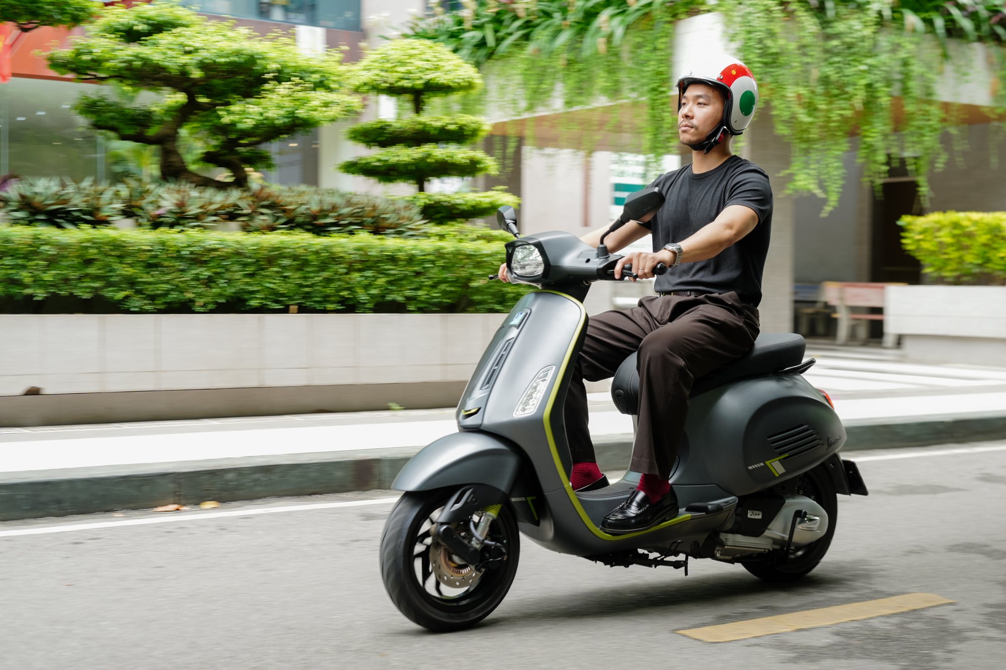 Vespa Sprint Tech 180cc tăng tốc tr&ecirc;n phố