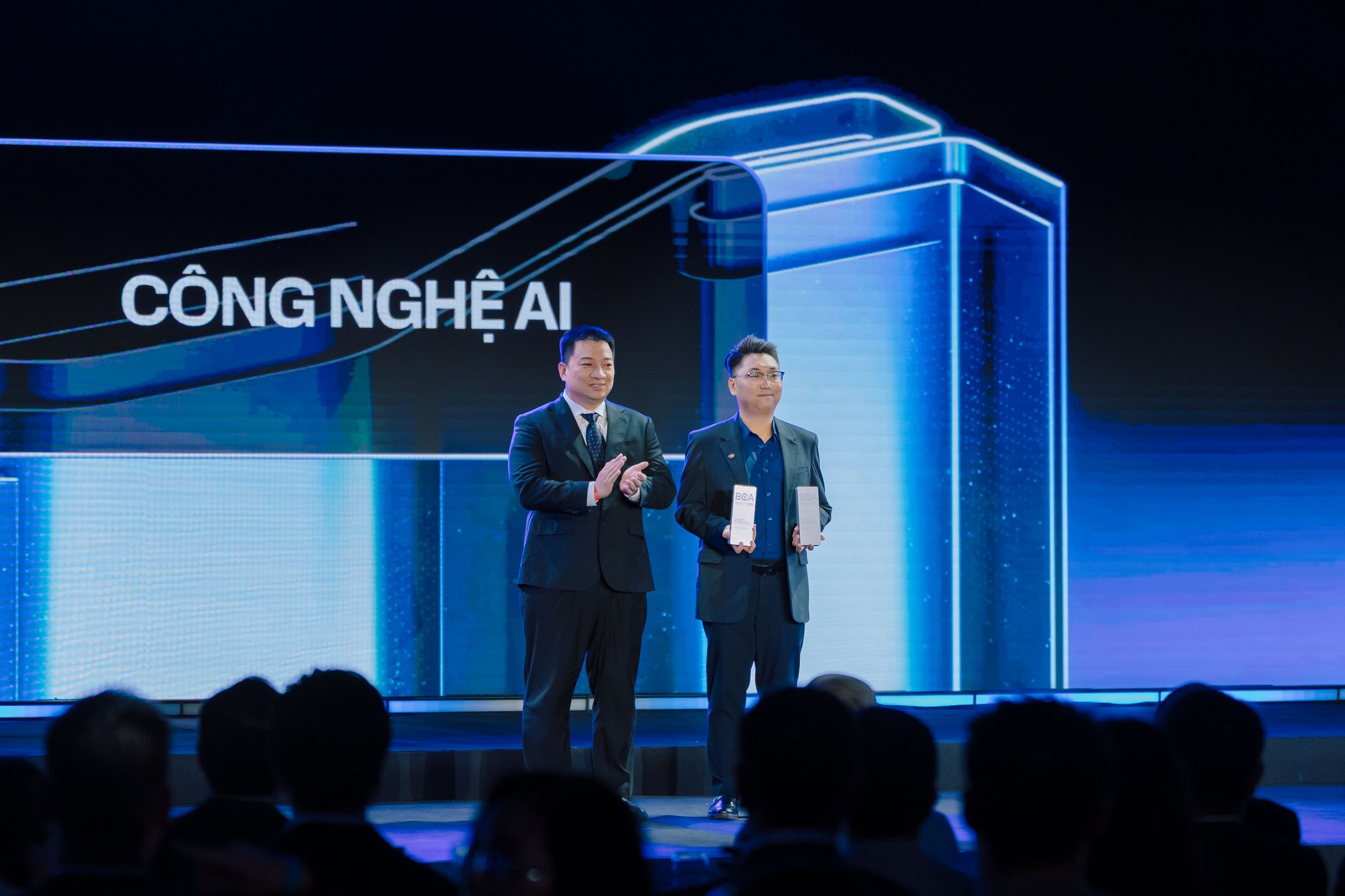 Đại diện FPT nhận hai giải thuộc trục Innovative Choice Awards, gồm Sản phẩm AI Make in Vietnam ti&ecirc;u biểu v&agrave; Giải ph&aacute;p AI Agent ti&ecirc;n phong.