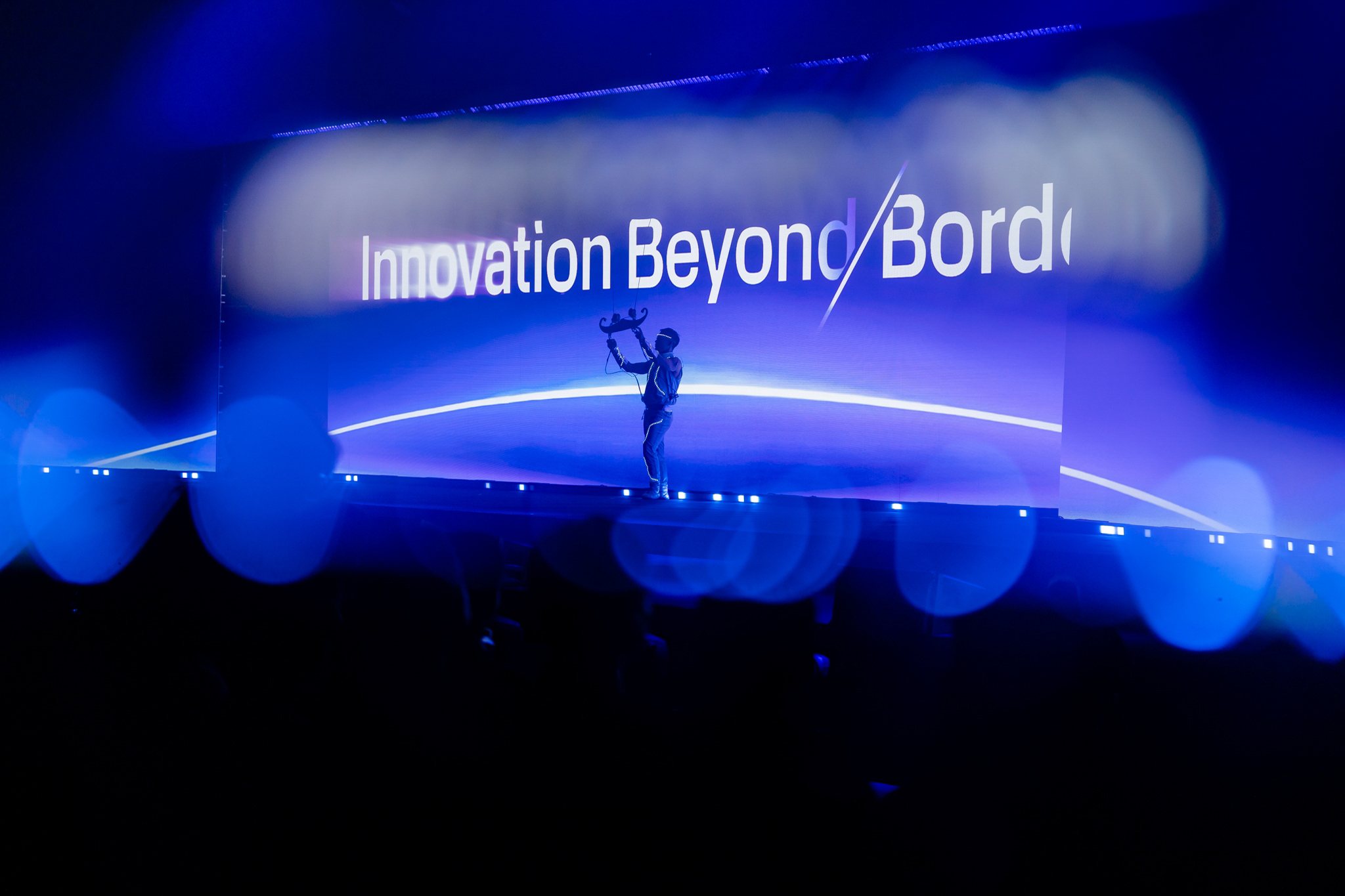 Phần biểu diễn tr&ecirc;n nền chủ đề Innovation Beyond Borders của m&ugrave;a giải 2026, tại Trung t&acirc;m Hội nghị Quốc gia tối 4/10/2026.
