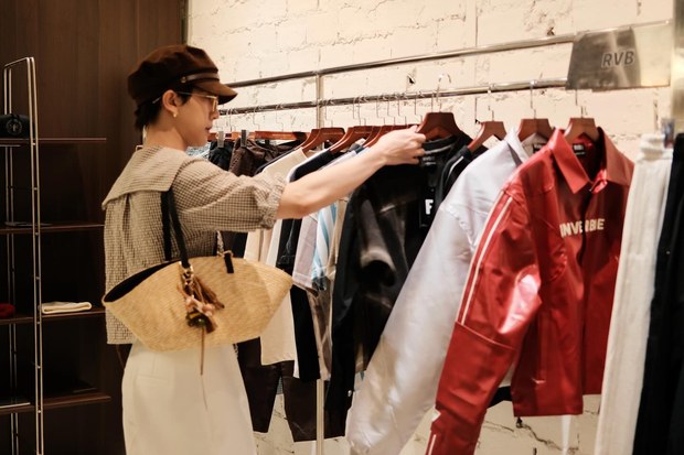 Khách chọn đồ tại cửa hàng local brand