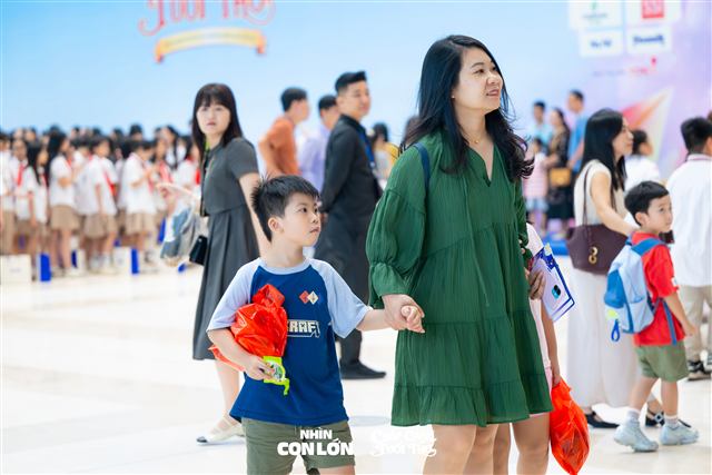 Cha mẹ cùng con tại sảnh chương trình