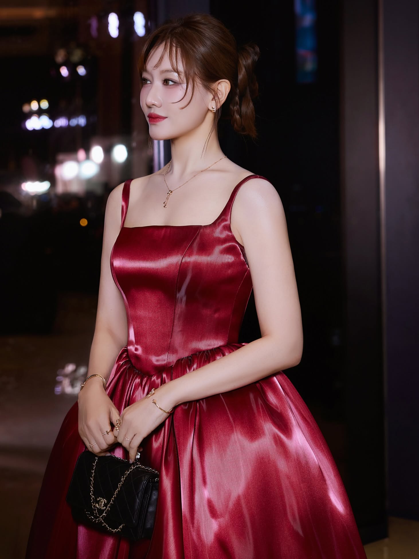 Hari Won trong đầm lụa đỏ