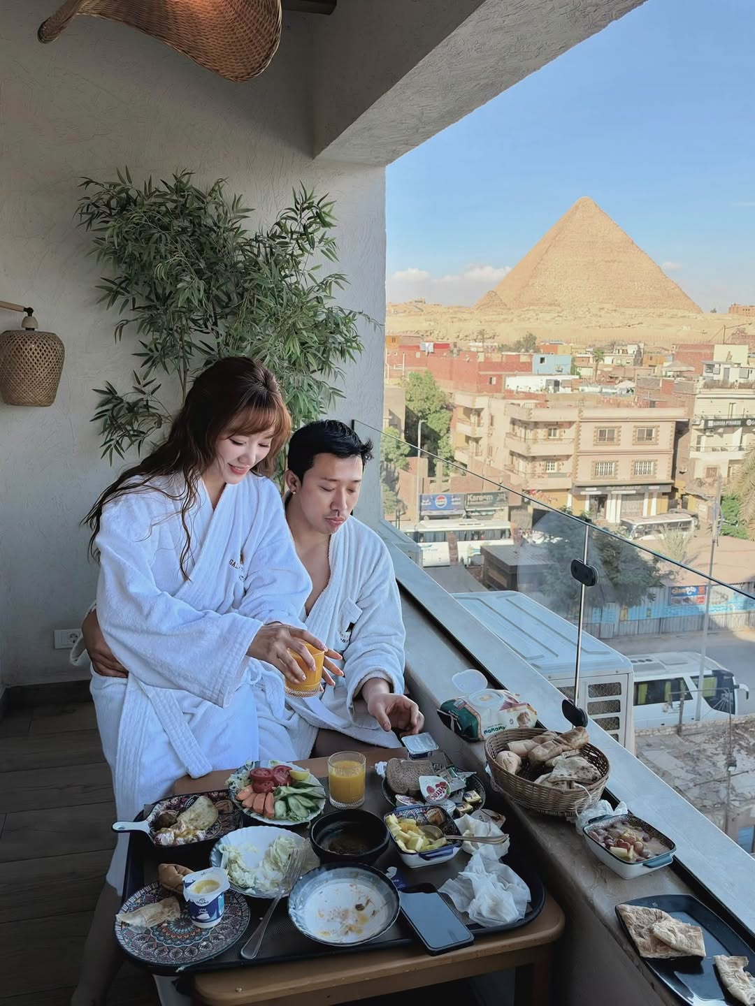 Hari Won rót nước cam, Kim tự tháp Giza phía sau