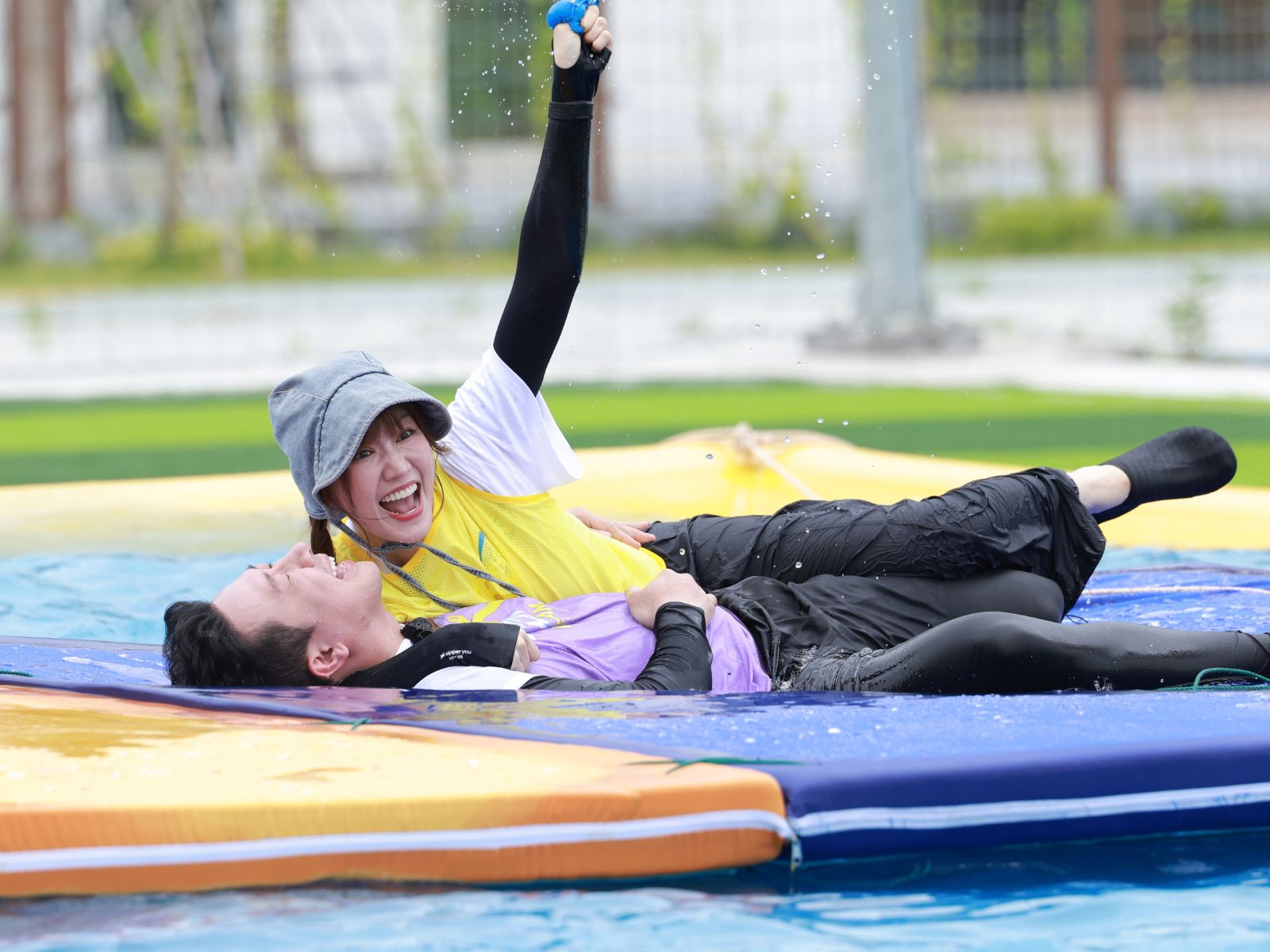 Hari Won cười lớn khi vật Trấn Thành xuống thảm nước