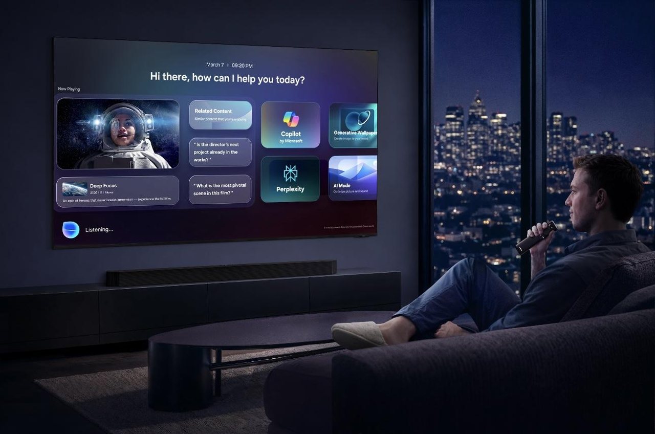 Người dùng ra lệnh giọng nói cho TV Samsung