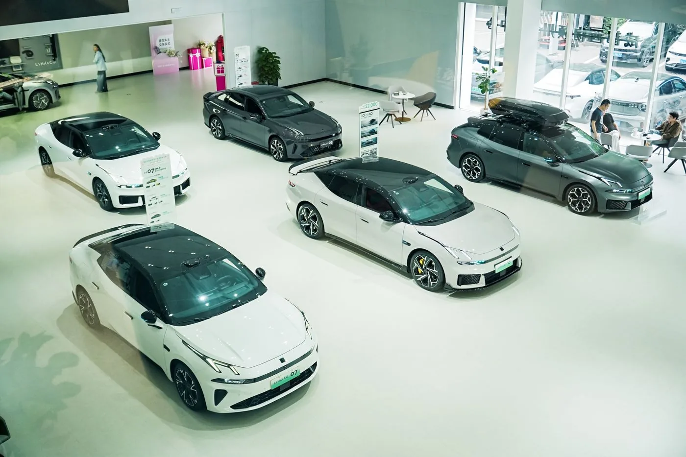 Các mẫu xe trưng bày trong showroom Lynk & Co