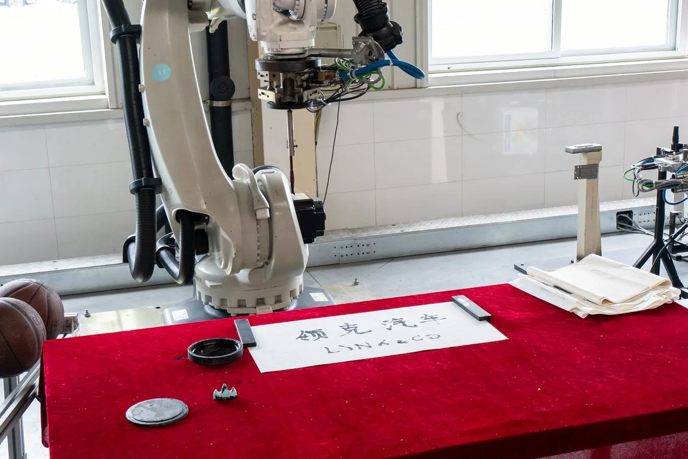 Cánh tay robot viết thư pháp tên Lynk & Co tại nhà máy