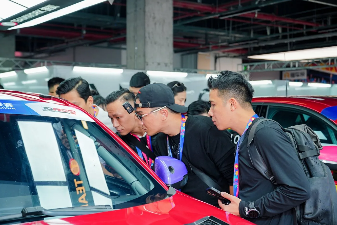 Chủ xe nhìn vào khoang lái xe đua trong garage